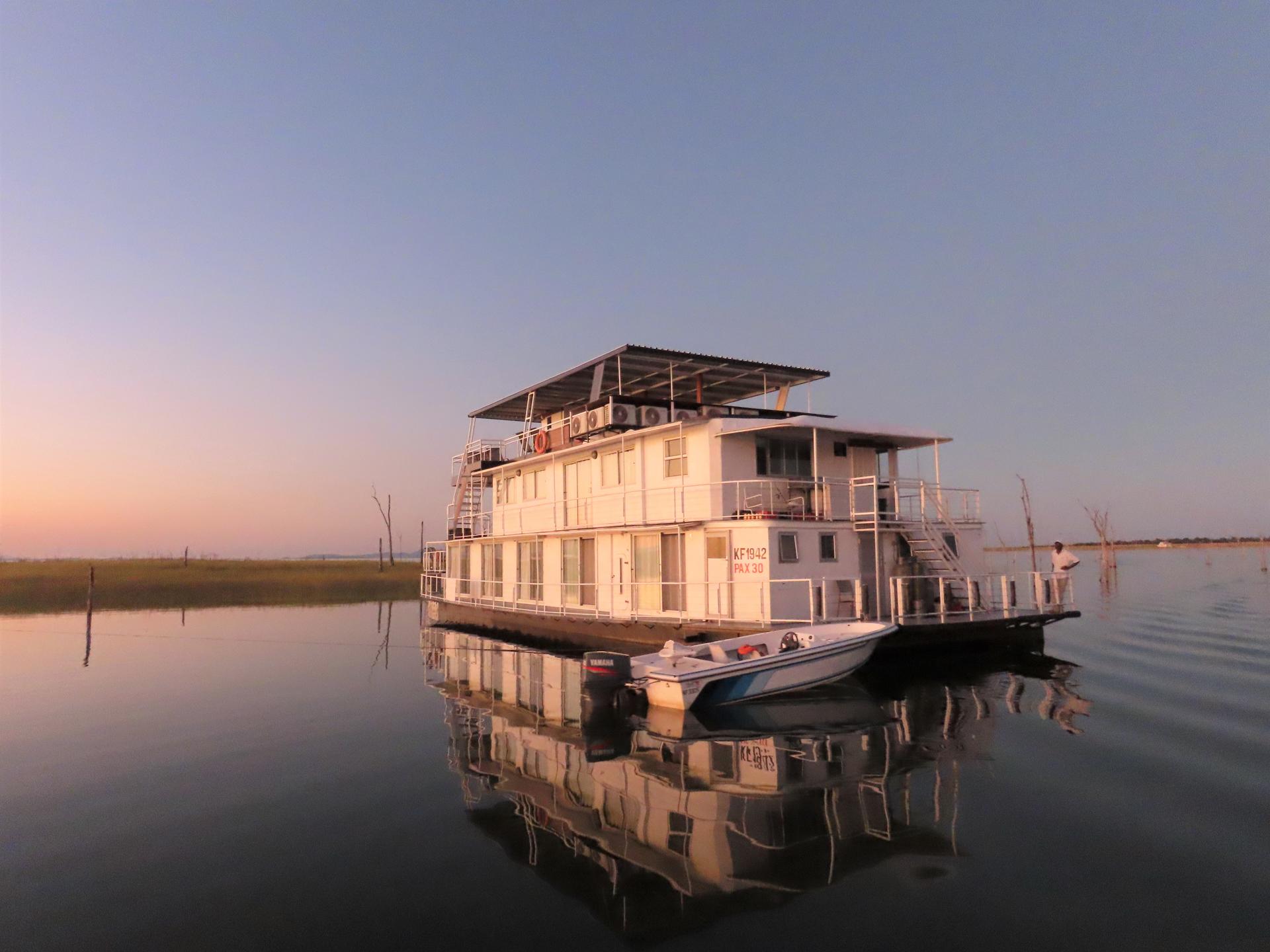 Sovereign Houseboat thumbnail 1